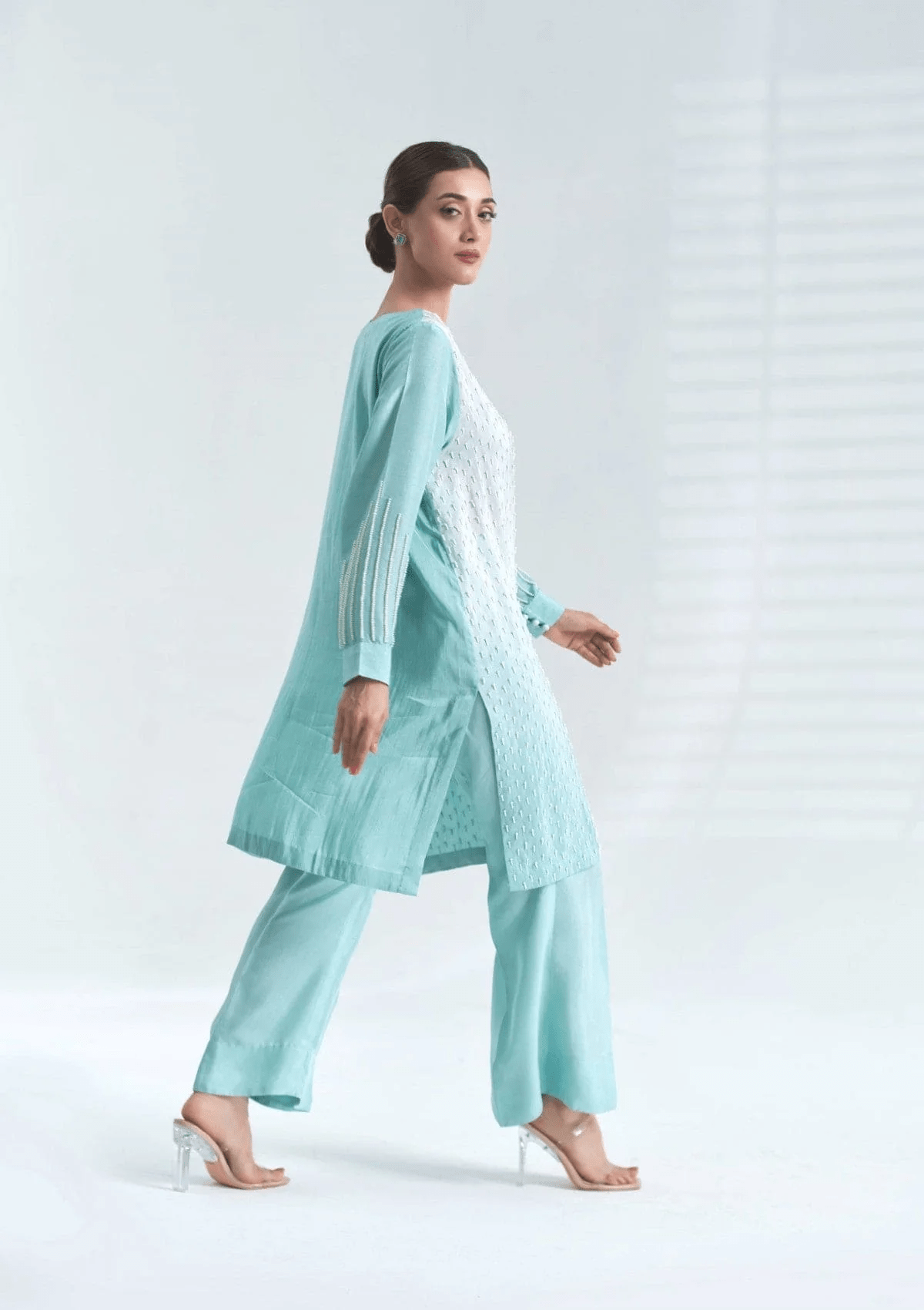 La Pearla - AMNOR KHAAS