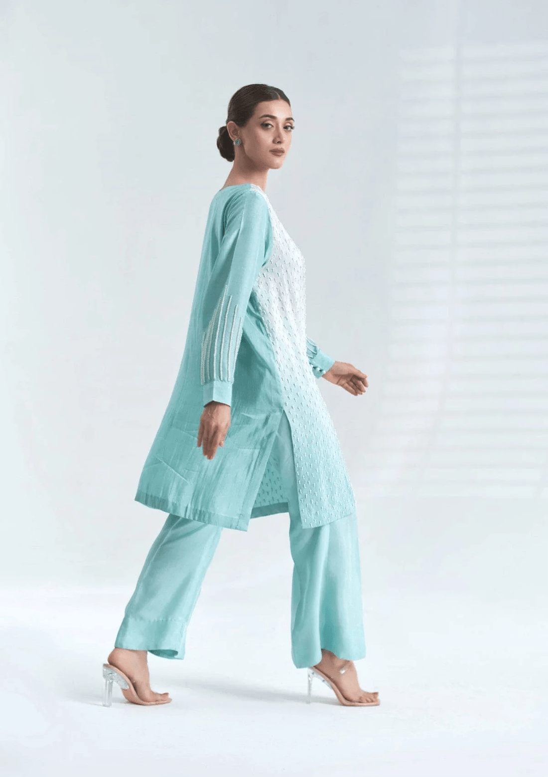 La Pearla - AMNOR KHAAS